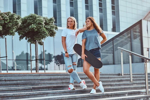 Dos Hermosas Chicas Hipster Pie Las Escaleras Con Monopatín Sobre —  Fotos de Stock