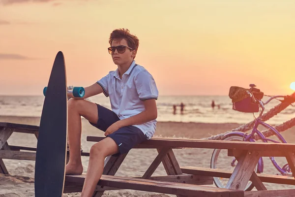 Young Skater Boy Sunglasses Dressed Shirt Shorts Sitting Bench Background — Stock Photo, Image