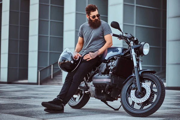 셔츠와 검은색 바지에 남자의 마천루에 복고풍 오토바이 헬멧을 — 스톡 사진