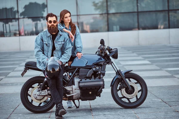 Atractiva Pareja Hipster Hombre Brutal Barbudo Gafas Sol Chaqueta Jeans — Foto de Stock