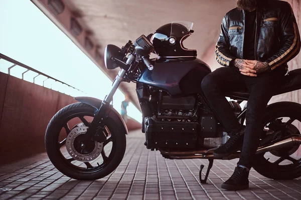 裁剪照片的时尚胡子男性身着黑色皮夹克坐在他的定制复古摩托车 — 图库照片