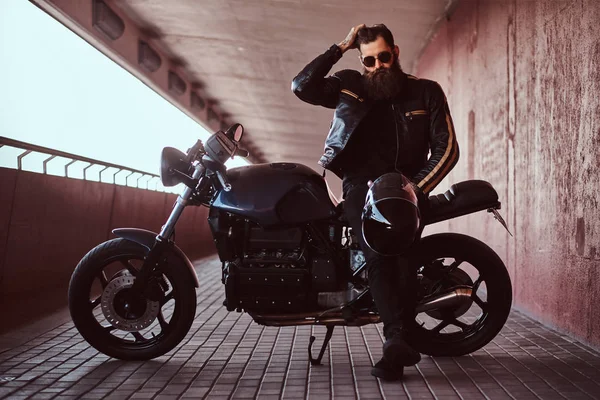 Élégant Motard Mode Vêtu Une Veste Cuir Noir Avec Des — Photo