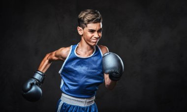 Yakışıklı genç boksör boks egzersizleri, ciddi konsantre yüz ile süreci odaklı sırasında portresi