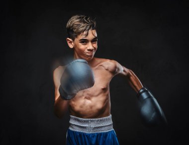 Yakışıklı gömleksiz genç boksör boks egzersizleri, ciddi konsantre yüz ile süreci odaklı sırasında portresi.