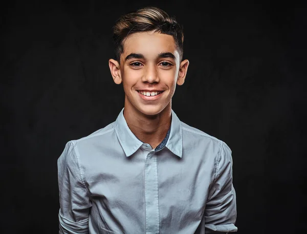 Retrato Joven Guapo Feliz Con Pelo Elegante Vestido Con Una —  Fotos de Stock