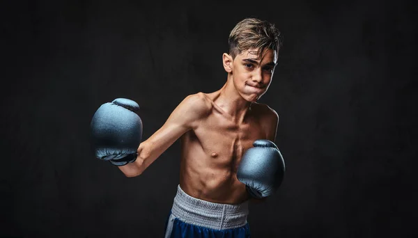 Retrato Belo Boxeador Jovem Sem Camisa Durante Exercícios Boxe Focado — Fotografia de Stock
