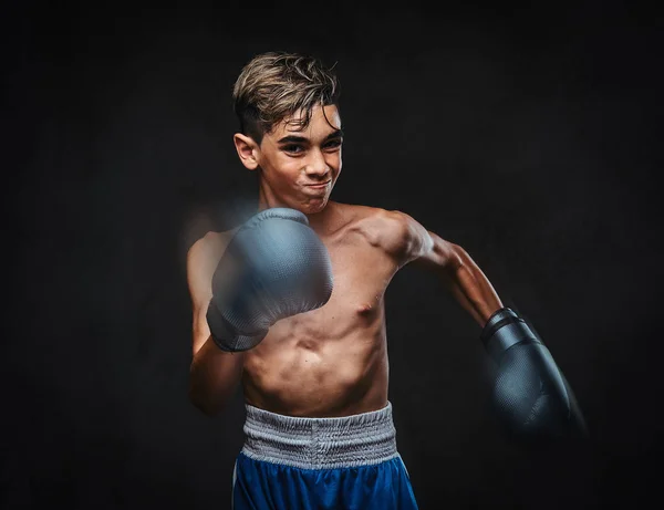 Retrato Belo Boxeador Jovem Sem Camisa Durante Exercícios Boxe Focado — Fotografia de Stock