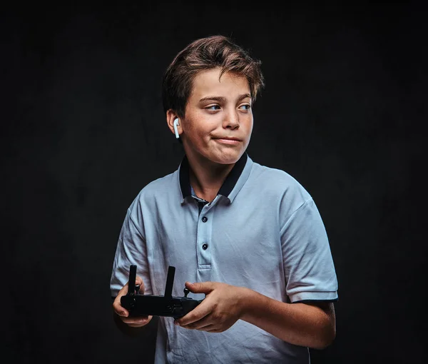 Portret Młodego Chłopca Ubranych Białe Nosi Shirt Bezprzewodowy Zestaw Słuchawkowy — Zdjęcie stockowe