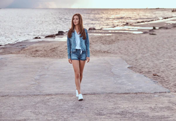 Retrato Corpo Inteiro Uma Menina Encantadora Vestida Com Shorts Jeans — Fotografia de Stock