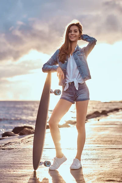 Feliz Chica Encantadora Vestida Con Pantalones Cortos Mezclilla Chaqueta Posando — Foto de Stock