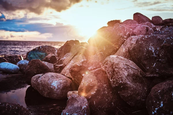 Hermosa Playa Con Piedras Sobre Fondo Una Puesta Sol Brillante — Foto de Stock