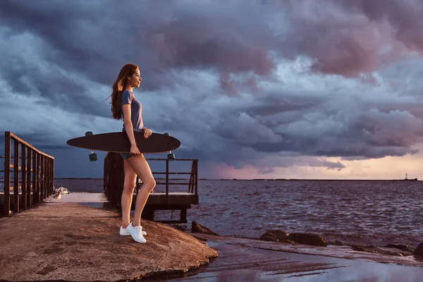 Full Body Portrait Sensual Girl Holds Skateboard While Standing Beach — Stock Photo, Image