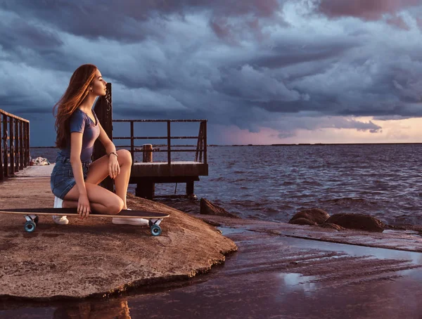 Retrato Una Chica Sensual Sentada Monopatín Playa Está Disfrutando Clima — Foto de Stock