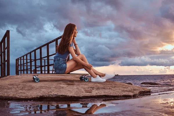 Retrato Una Chica Sensual Sentada Monopatín Playa Está Disfrutando Clima — Foto de Stock