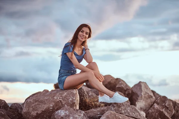 Retrato Una Chica Feliz Encantadora Sentada Las Rocas Contra Cielo — Foto de Stock