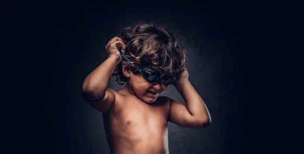 Милый Мальчик Рубашки Надевает Очки Плавания Позируя Студии Изолированный Темном — стоковое фото