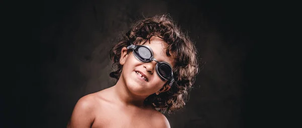 Rolig Liten Bar Överkropp Pojke Simning Glasögon Studio Isolerad Mörk — Stockfoto