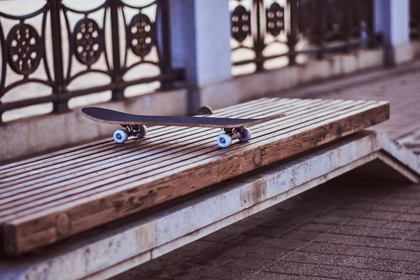 Close Photo Skateboard Standing Bench Embankment Beautiful Sunset — Stock Photo, Image