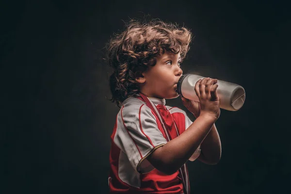 Lilla Champion Pojken Sportkläder Med Guldmedalj Dricksvatten Från Flaska Isolerad — Stockfoto