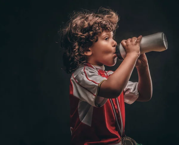 Lilla Champion Pojken Sportkläder Med Guldmedalj Dricksvatten Från Flaska Isolerad — Stockfoto