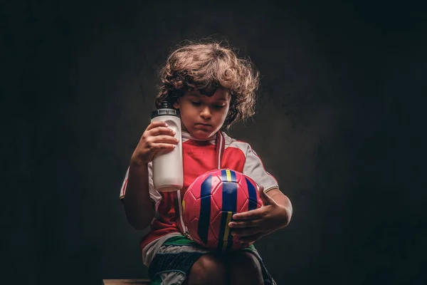 Menino Campeão Sportswear Segura Uma Bola Garrafa Com Água Isolado — Fotografia de Stock