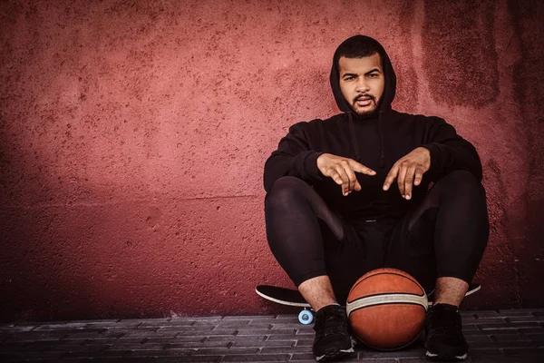 Afroamerikanska Skäggig Kille Klädd Svart Hoodie Och Sport Shorts Sitter — Stockfoto