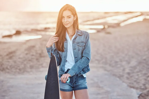 Menina Bonita Vestida Com Shorts Jeans Casaco Posando Com Skate — Fotografia de Stock