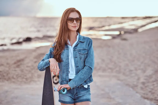 Menina Encantadora Óculos Sol Vestida Com Shorts Jeans Casaco Posando — Fotografia de Stock