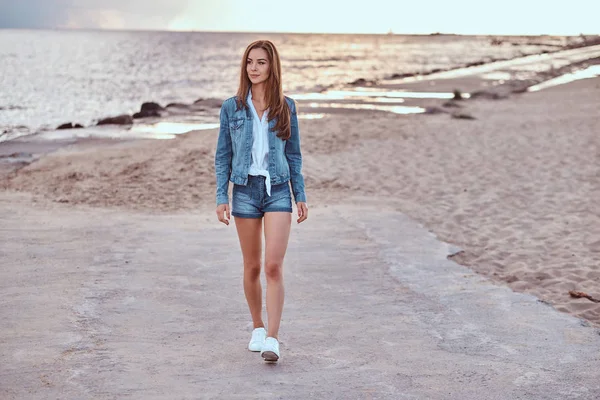 Ganzkörperporträt Eines Charmanten Mädchens Jeanshose Und Jacke Spaziert Bei Trübem — Stockfoto