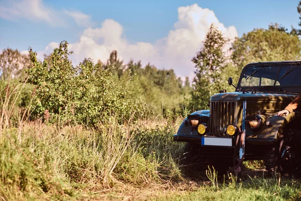 Retro vojenské auto v lese stepi na slunečný den. — Stock fotografie