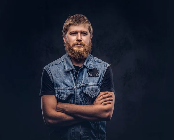 Retrato Belo Hipster Vestido Casaco Jeans Posando Com Braços Cruzados — Fotografia de Stock