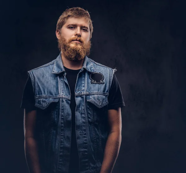 Porträtt Stilig Hipster Kille Klädd Jeansjacka Tittar Kamera Isolerad Mörk — Stockfoto