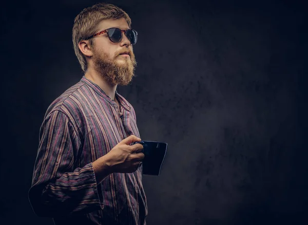 Eski Moda Bir Gömlek Giymiş Güneş Gözlüğü Takıyor Bir Hipster — Stok fotoğraf