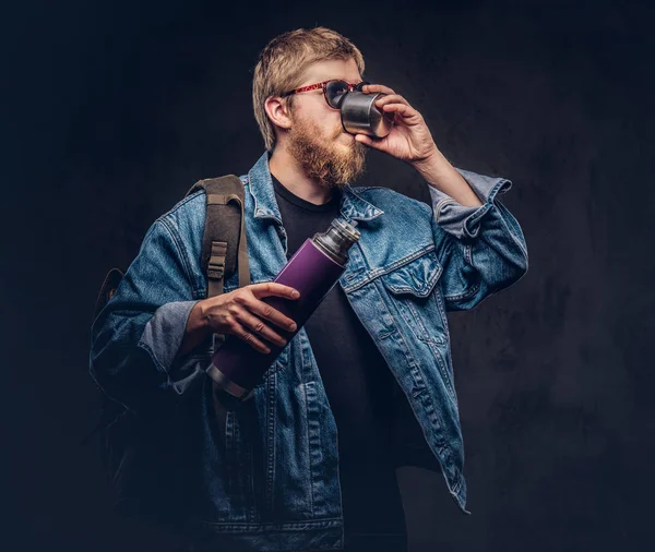 Rude Hipster Podróżnik Ubrany Dżinsy Kurtka Posiada Termos Pić Herbatę — Zdjęcie stockowe