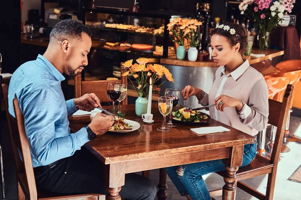 Hermosa Pareja Afroamericana Enamorada Pasar Buen Rato Juntos Citas Una — Foto de Stock