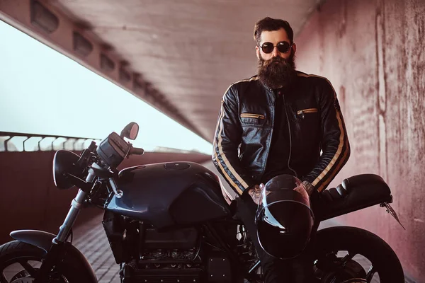 Stylischer Modischer Biker Schwarzer Lederjacke Mit Sonnenbrille Hält Einen Helm — Stockfoto