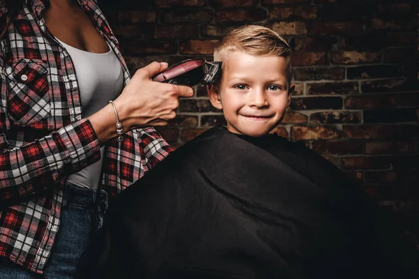 Joyeux Garçon Âge Préscolaire Faire Couper Les Cheveux Coiffeur Pour — Photo