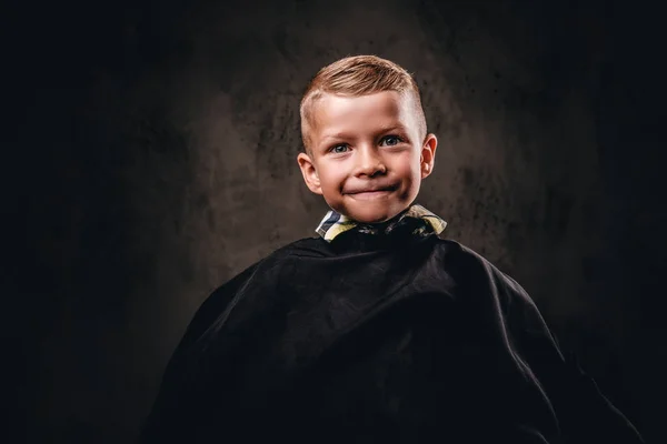 Szczegół Portret Ładny Uśmiechnięty Chłopiec Siedzi Krześle Cape Czarne Piękności — Zdjęcie stockowe