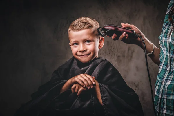 Children Hairdresser Trimmer Cutting Little Boy Dark Background Cute Preschooler — Stock Photo, Image