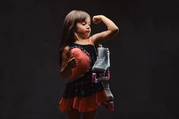 Ντυμένος Σκέιτερ Φόρεμα Χαριτωμένο Μικρό Κορίτσι Κατέχει Παγοπέδιλα Και Δείχνει — Φωτογραφία Αρχείου