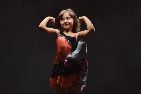 Ντυμένος Σκέιτερ Φόρεμα Χαριτωμένο Μικρό Κορίτσι Κατέχει Παγοπέδιλα Και Δείχνει — Φωτογραφία Αρχείου