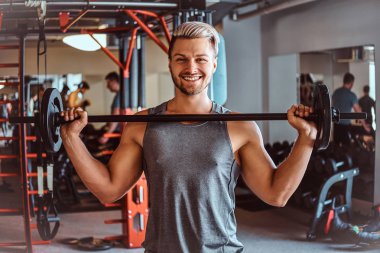 Yakışıklı adam egzersiz halter fitness club veya spor salonu ile spor giyim.