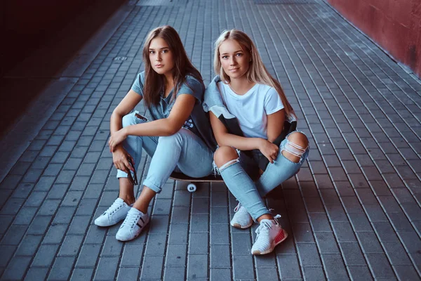 Δύο Όμορφες Hipster Κορίτσια Κάθονται Για Skateboard Στο Πεζοδρόμιο Κάτω — Φωτογραφία Αρχείου