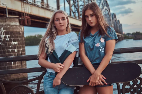 Porträt Zweier Junger Hipstermädchen Mit Skateboard Und Angelehnt Eine Leitplanke — Stockfoto