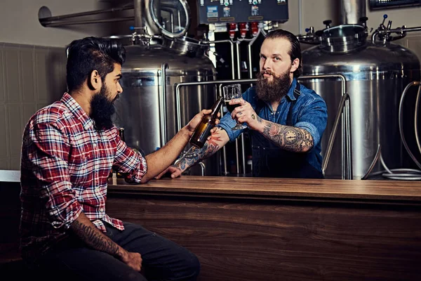 Zwei Bärtige Freunde Trinken Craft Beer Einer Brauerei Tätowierter Hipster — Stockfoto