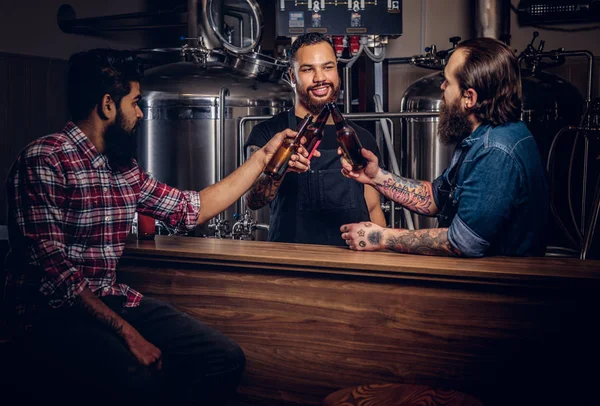 Três Amigos Inter Raciais Barbudos Bebem Cerveja Artesanal Falam Numa — Fotografia de Stock