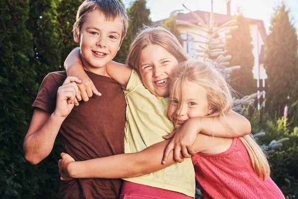 Retrato Pequenos Amigos Felizes Divertindo Quintal Três Amiguinhos Fofos Abraçando — Fotografia de Stock