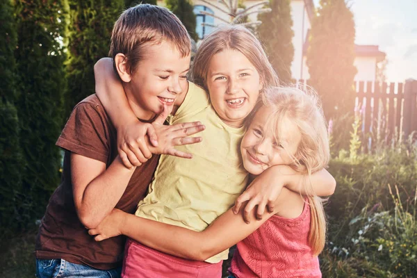 Retrato Pequeños Amigos Felices Divirtiéndose Patio Tres Lindos Amiguitos Abrazándose —  Fotos de Stock