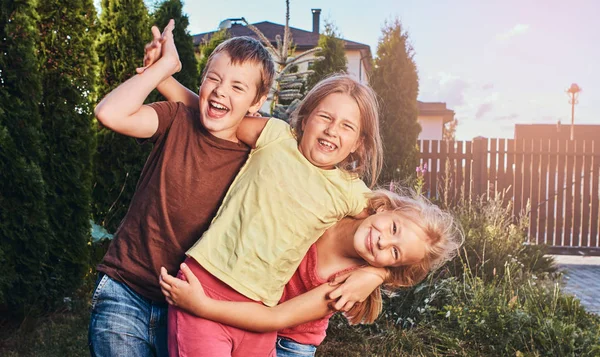 Porträtt Glada Små Vänner Att Kul Gården Tre Söta Lilla — Stockfoto