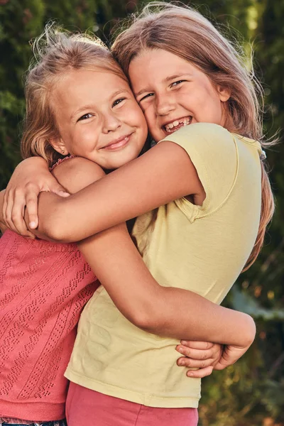Close Retrato Duas Namoradas Felizes Abraçando Parque — Fotografia de Stock
